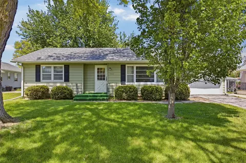 1480 Henderson Dr, Marion, IA 52302