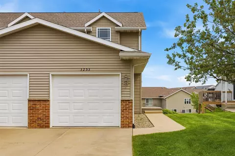 3253 Prairie Bend Cir, Marion, IA 52302