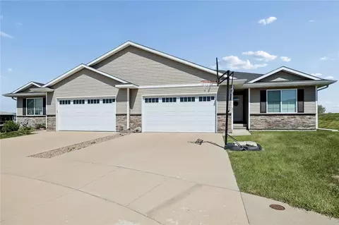 831 Heartland Ct, Fairfax, IA 52228