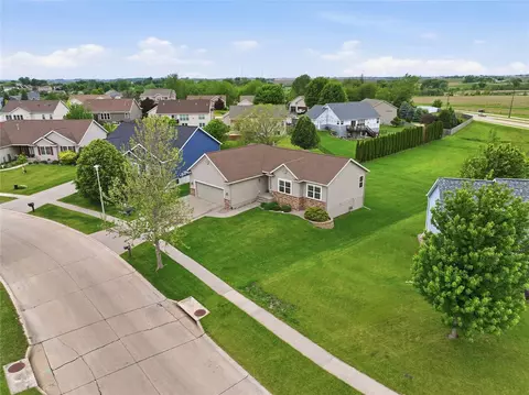 706 Limerock Dr NW, Cedar Rapids, IA 52405