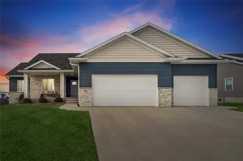 1389 Cardinal Dr, Fairfax, IA 52228