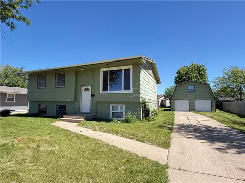 1900 Daleview Dr, Marion, IA 52302
