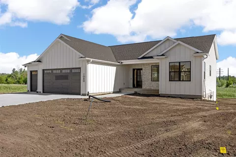 1943 Royal Oak Ridge Rd, Marion, IA 52302