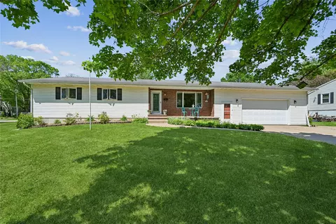 707 Park Ave NW, Mount Vernon, IA 52314