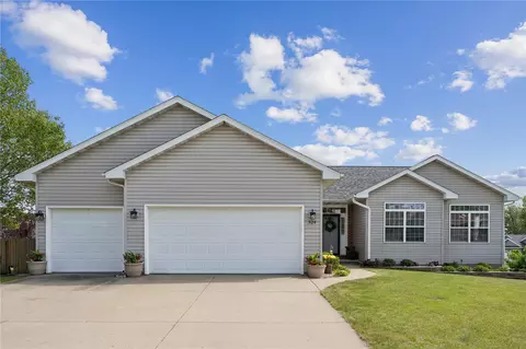 324 Valley Dr, Center Point, IA 52213