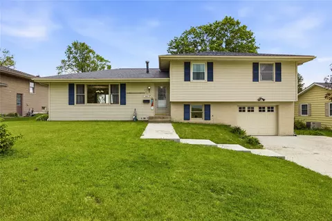 107 Parkview Dr, Tipton, IA 52772