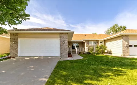 3220 Sunburst Ave, Marion, IA 52302