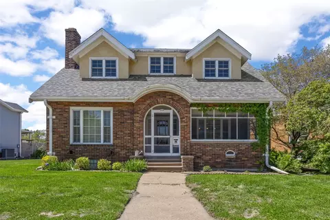 112 Bowling St SW, Cedar Rapids, IA 52404
