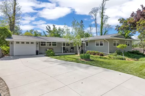 425 Red Fox Rd SE, Cedar Rapids, IA 52403