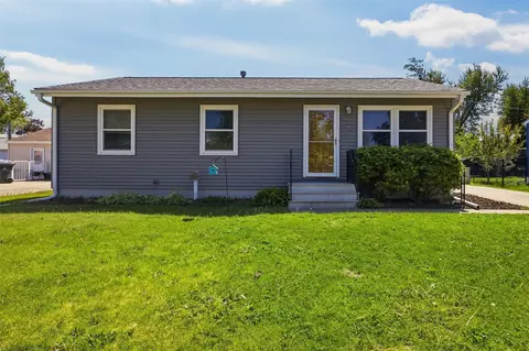 425 Elder Ln NW, Cedar Rapids, IA 52405