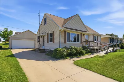 3401 Dennis Dr NW, Cedar Rapids, IA 52405