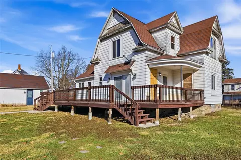 12 W Main St, Central City, IA 52214