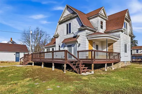 12 W Main St, Central City, IA 52214