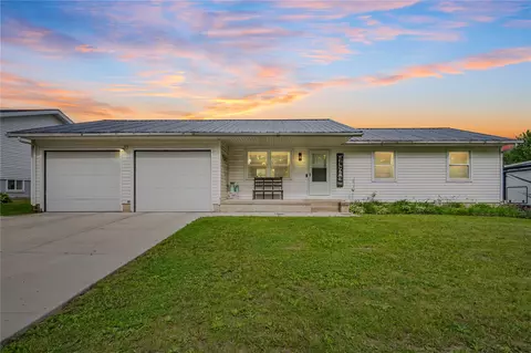 1304 Grande Ave, Center Point, IA 52213