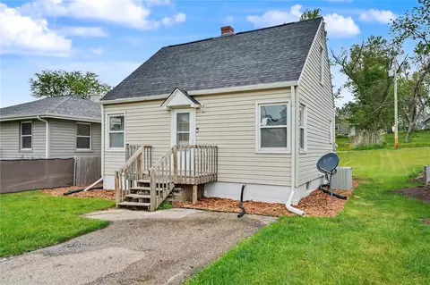 1216 22nd Ave SW, Cedar Rapids, IA 52404