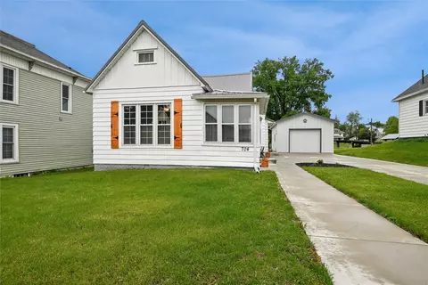 704 15th St, Belle Plaine, IA 52208