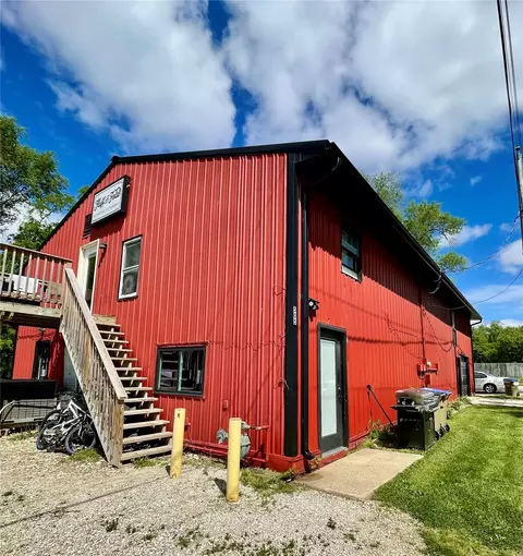 505 4th St, Delhi, IA 52223