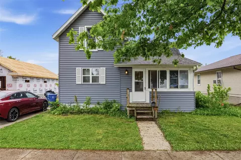 724 N Sycamore St, Monticello, IA 52310