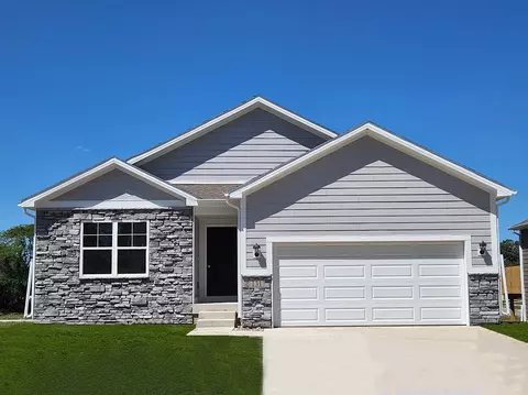 2774 Cecelia Dr, Hiawatha, IA 52233