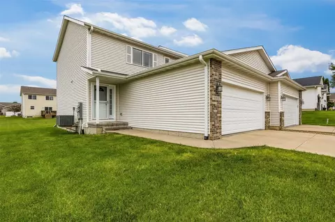 1557 Hunters Creek Way, Marion, IA 52302
