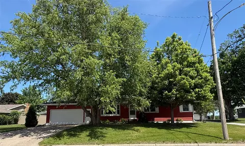 306 14th Ave, Vinton, IA 52349