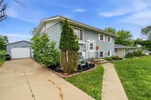 945 Westview Dr, Marion, IA 52302