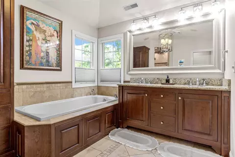 Bath - 1630 Mackenzie Dr, Cedar Rapids, IA 52411 photo 3 of 8