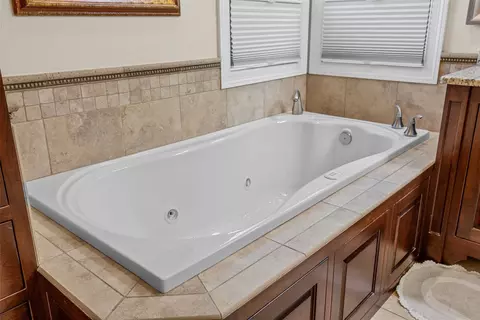 Bath - 1630 Mackenzie Dr, Cedar Rapids, IA 52411 photo 4 of 8
