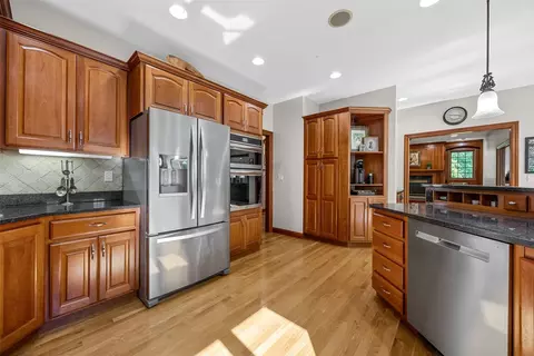 Kitchen - 1630 Mackenzie Dr, Cedar Rapids, IA 52411 photo 3 of 6