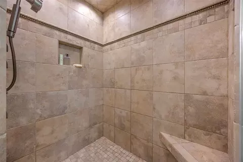 Bath - 1630 Mackenzie Dr, Cedar Rapids, IA 52411 photo 5 of 8