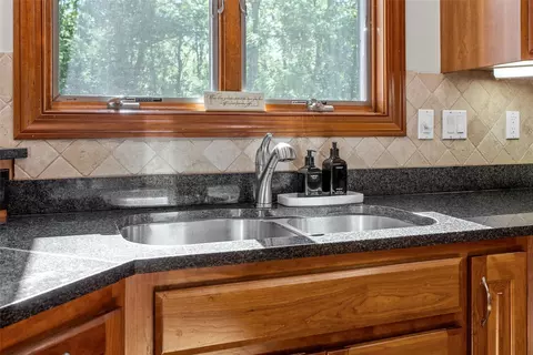 Kitchen - 1630 Mackenzie Dr, Cedar Rapids, IA 52411 photo 6 of 6