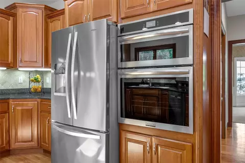 Kitchen - 1630 Mackenzie Dr, Cedar Rapids, IA 52411 photo 4 of 6