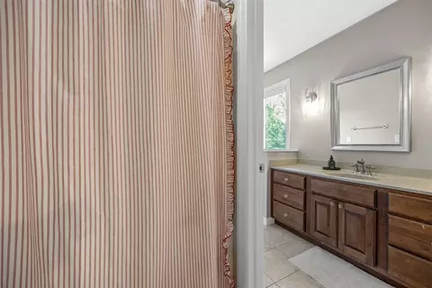 Bath - 1630 Mackenzie Dr, Cedar Rapids, IA 52411 photo 8 of 8