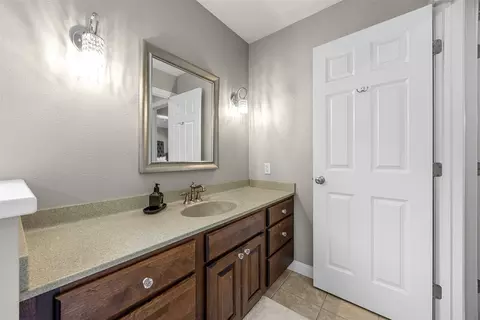 Bath - 1630 Mackenzie Dr, Cedar Rapids, IA 52411 photo 6 of 8