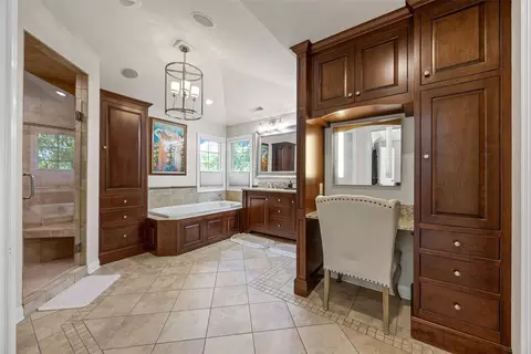 Bath - 1630 Mackenzie Dr, Cedar Rapids, IA 52411 photo 2 of 8