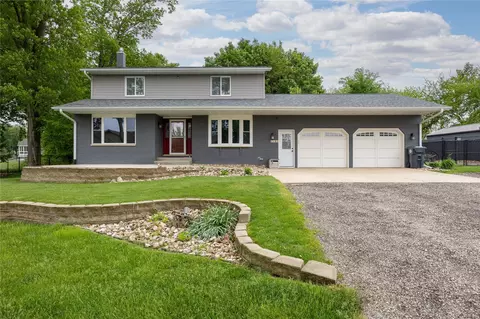 1105 Maple St, Robins, IA 52328