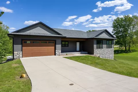 1730 Parkside Dr NE, Solon, IA 52333