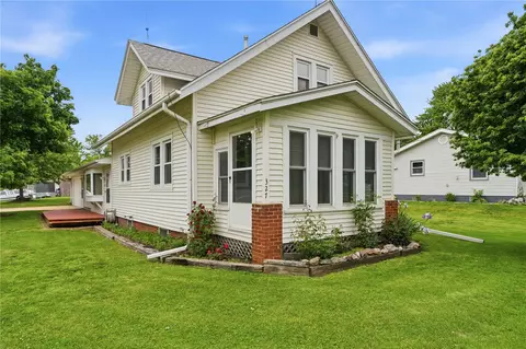327 Rose Ave, Swisher, IA 52338