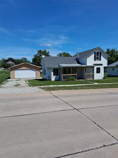 4 Wood St, Urbana, IA 52345