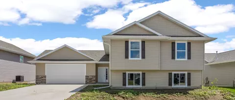 810 Indigo Dr, Palo, IA 52324