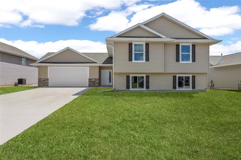810 Indigo Dr, Palo, IA 52324