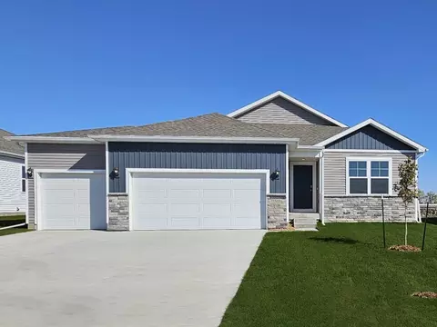 2876 Grassland Ct, Hiawatha, IA 52233