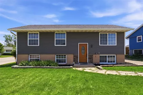 3305 Dunham Dr SW, Cedar Rapids, IA 52404