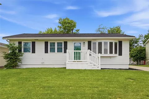 806 29th St NW, Cedar Rapids, IA 52405