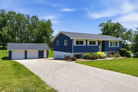 10004 Hawks Haven Rd, Cedar Rapids, IA 52411