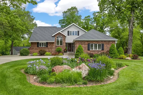 425 Northhaven Dr, Robins, IA 52328