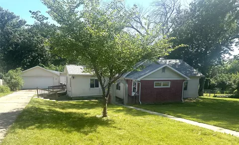 2815 Waveland Dr NW, Cedar Rapids, IA 52405