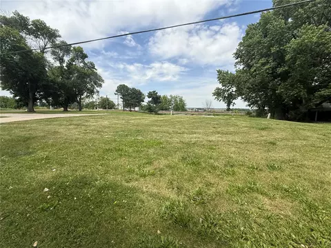 727 8th St NW, Mount Vernon, IA 52314