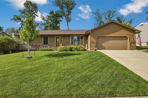 2111 Sandalwood Dr NE, Cedar Rapids, IA 52402