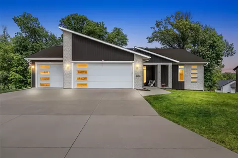 3061 Dell Ridge Ln, Hiawatha, IA 52233